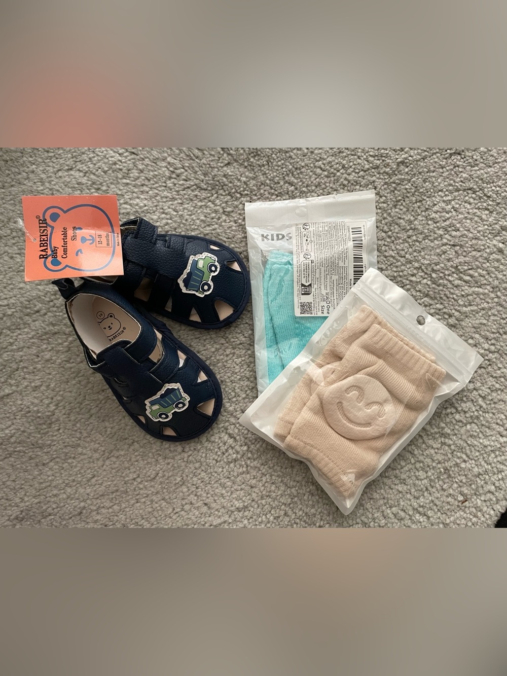 Baby/toddler sandals (12-18 months) + 2 pairs of knee pads NEW
